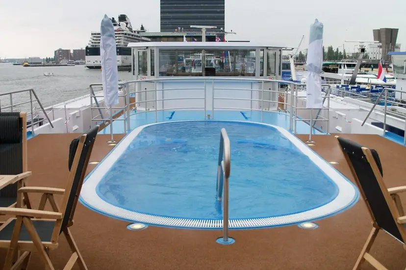 Swimming Pool & Whirlpool